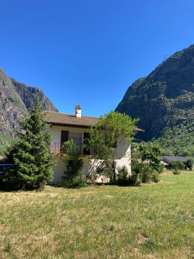 Maison individuelle au coeur du Parc des Ecrins Entraigues  Extérieur photo