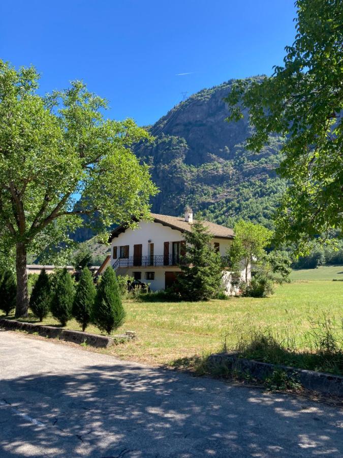 Maison individuelle au coeur du Parc des Ecrins Entraigues  Extérieur photo