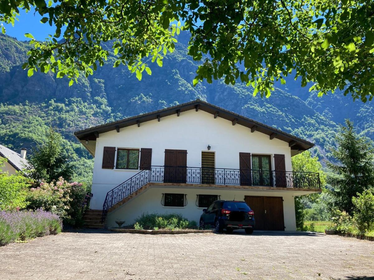 Maison individuelle au coeur du Parc des Ecrins Entraigues  Extérieur photo