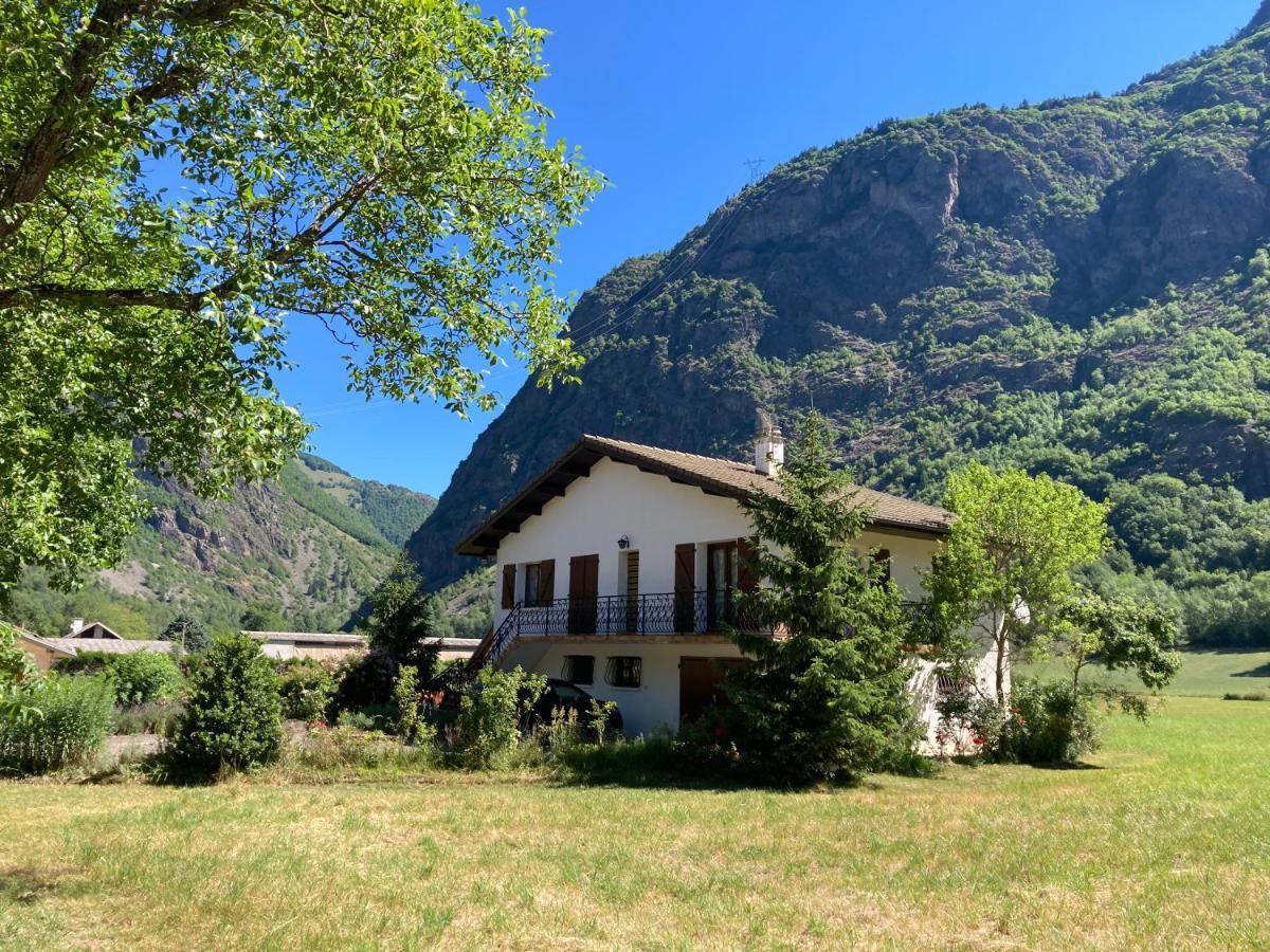 Maison individuelle au coeur du Parc des Ecrins Entraigues  Extérieur photo