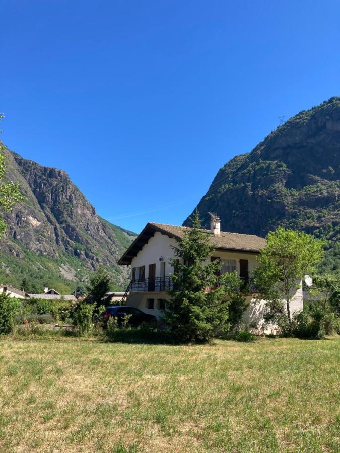 Maison individuelle au coeur du Parc des Ecrins Entraigues  Extérieur photo