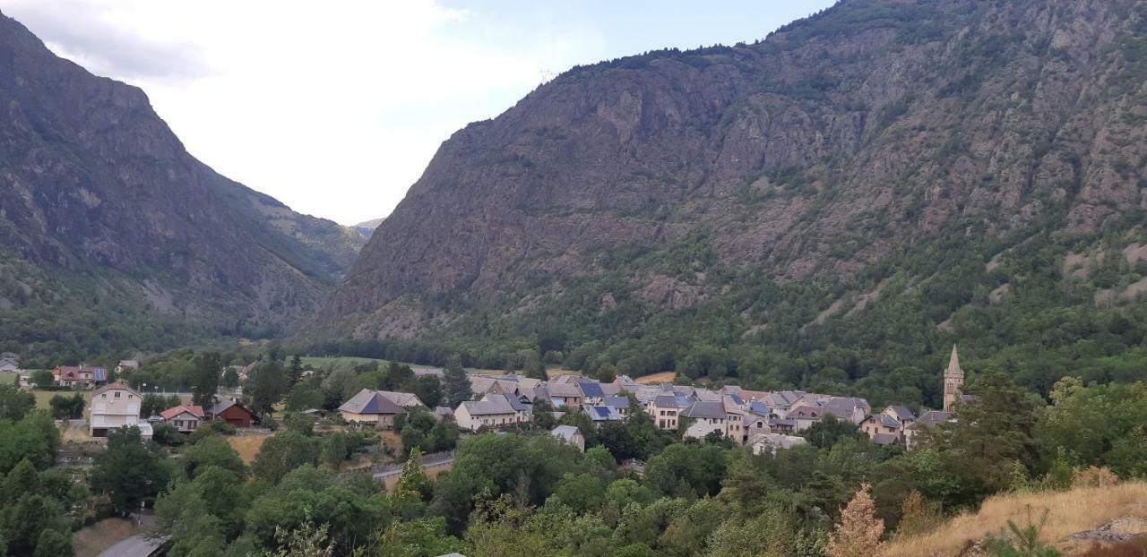 Maison individuelle au coeur du Parc des Ecrins Entraigues  Extérieur photo